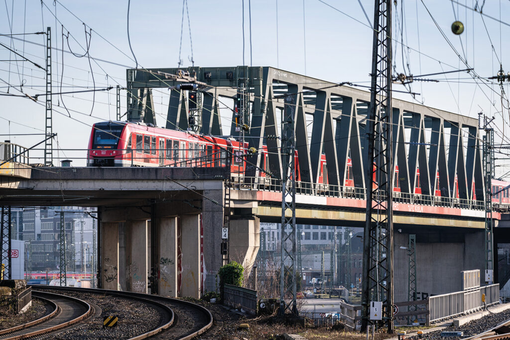 Ein Zug fährt über eine Brücke.