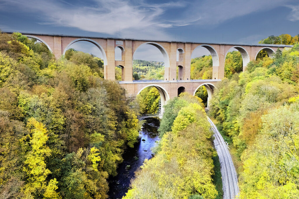 Eine gemauerte Brücke führt über einen Fluss.