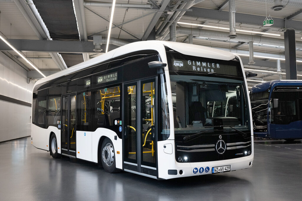 Ein Bus steht in einer Halle.