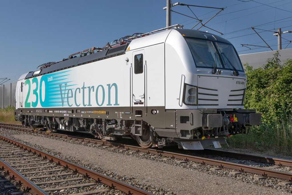 Eine Lokomotive steht auf einem Gleis.