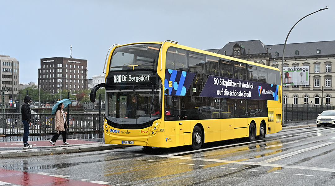 Ein Doppeldecker fährt auf einer Straße.
