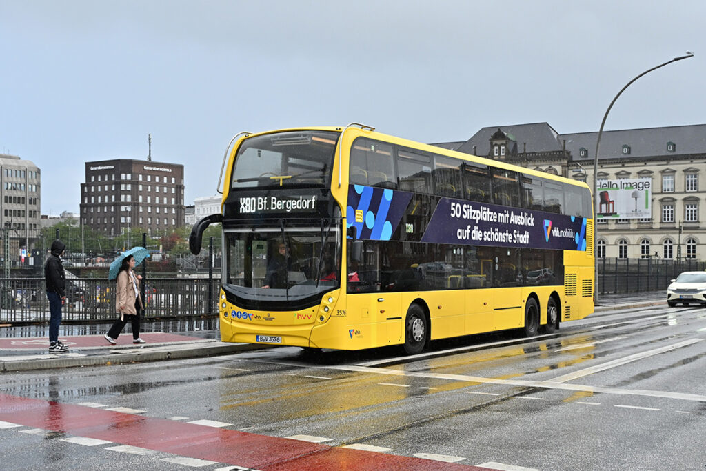 Ein Doppeldecker fährt auf einer Straße.