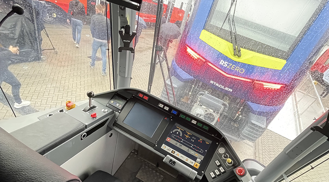 Blick aus einem Führerstand auf einen anderen Zug.