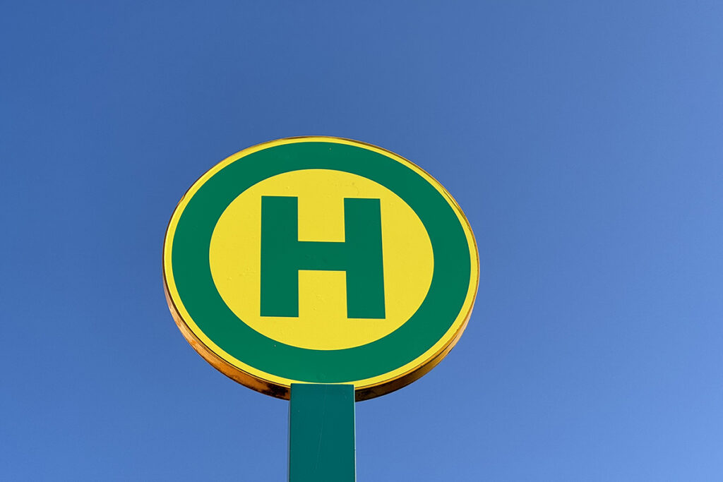 Halteschild einer Bushaltestelle.