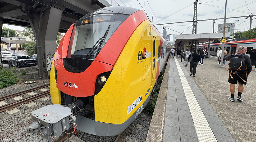 Ein Zug steht an einem Bahnsteig.