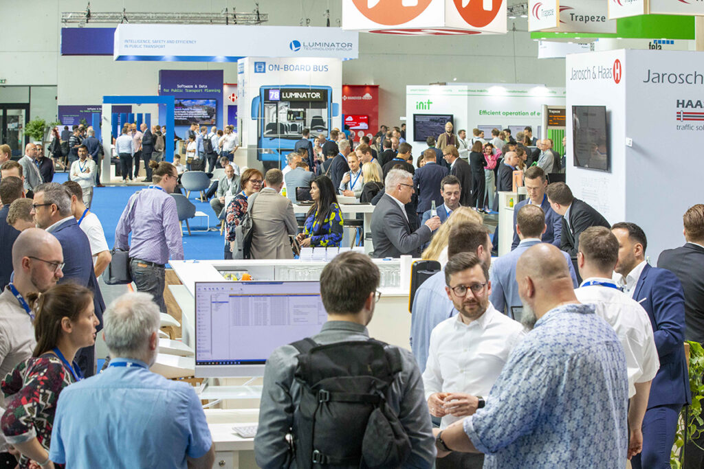 Zahlreiche Menschen in einer Messehalle.