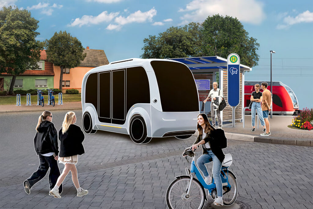 Darstellung eines autonomen Shuttles an einer Haltestelle mit einem Zug im Hintergrund.