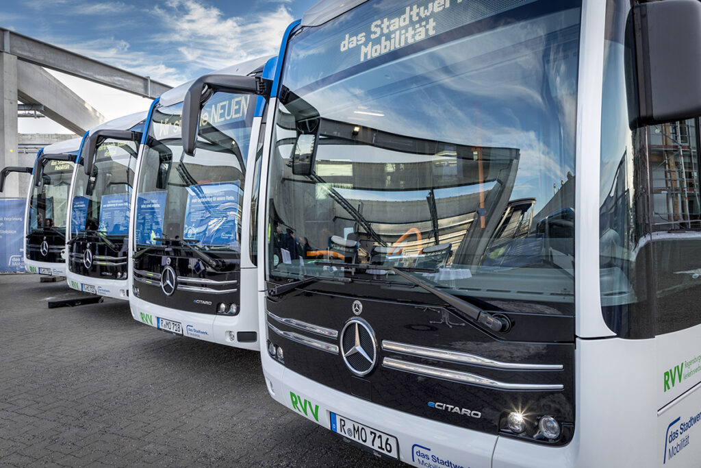 Mehrere Elektrobusse stehen nebeneinander.