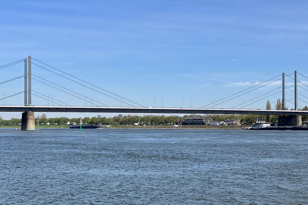 Eine Brücke führt über einen Fluss.