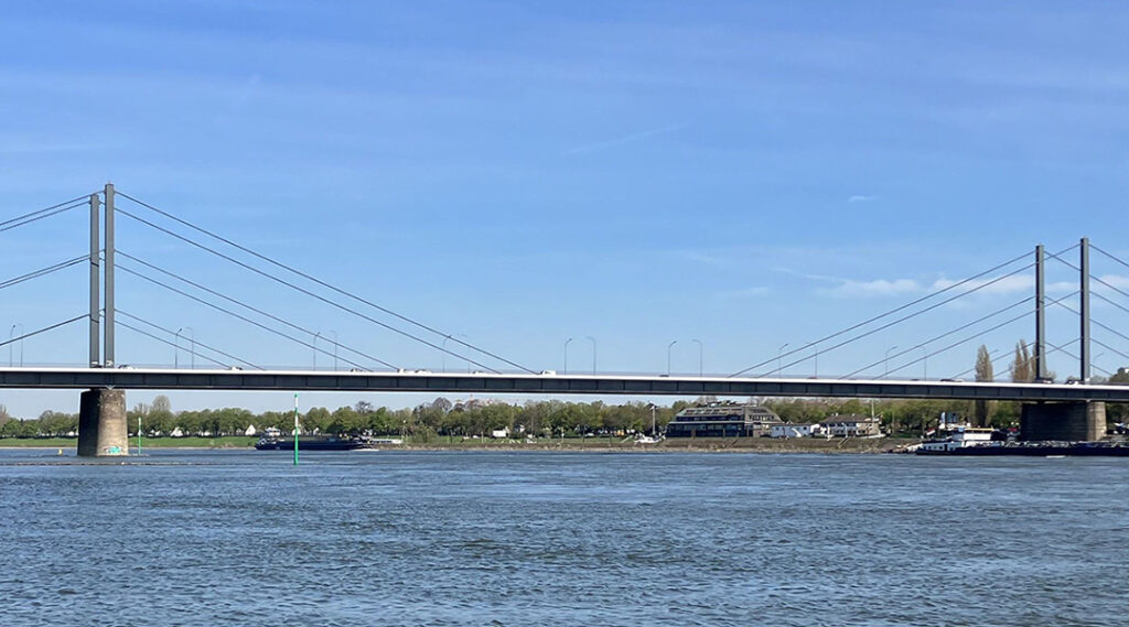Düsseldorf: Rheinbrücke für Busverkehr gesperrt