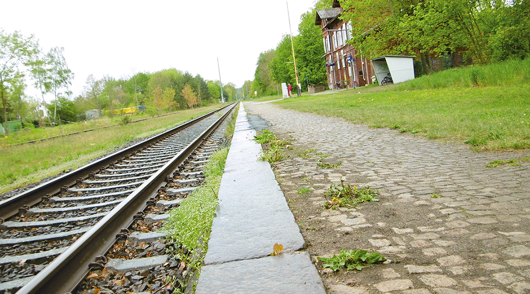 Ein niedriger Bahnsteig neben an einem Gleis.