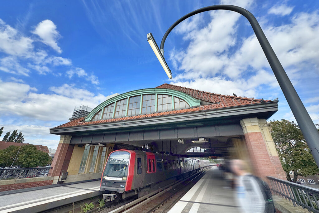 Eine U-Bahn fährt in eine Haltestelle ein.