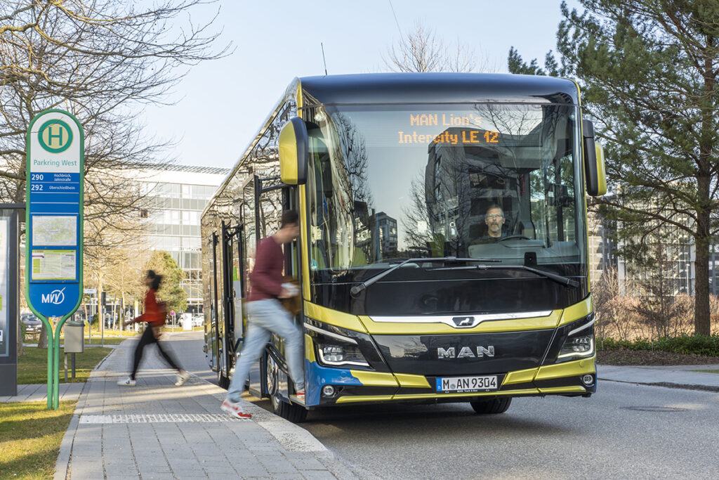 Ein Linienbus steht an einer Haltestelle.