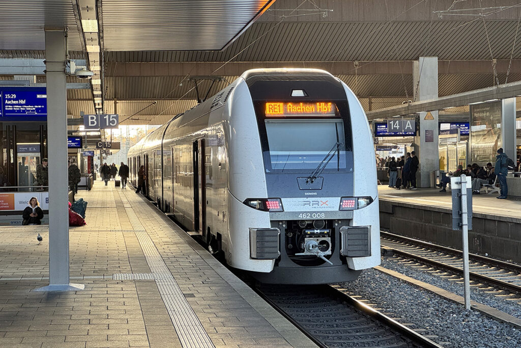 Ein Rhein-Ruhr-Express steht an einem Bahnsteig.