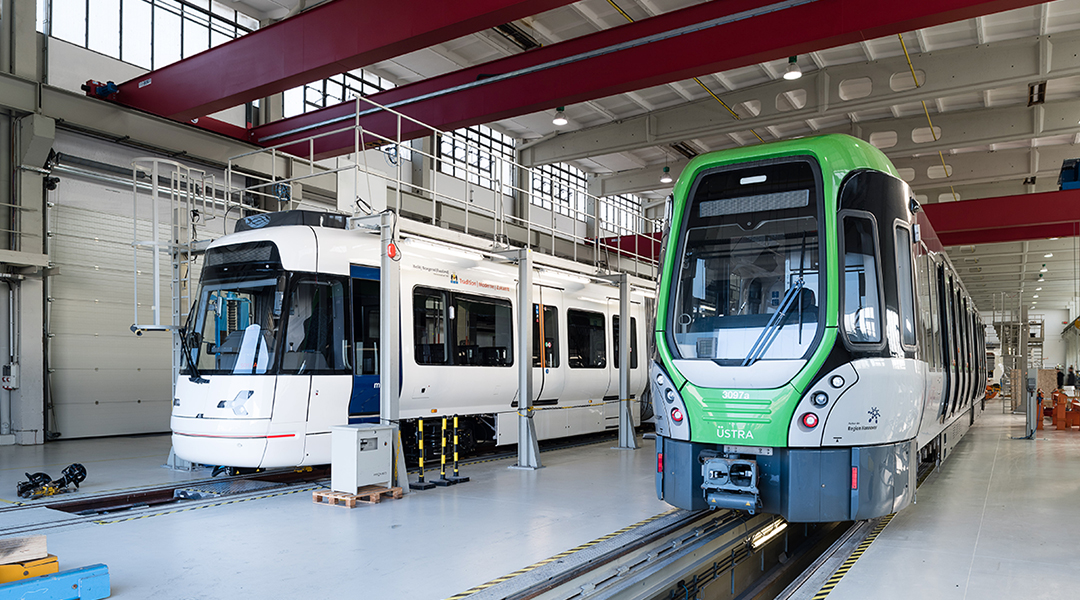 Zwei Straßenbahnen stehen in einer Halle.