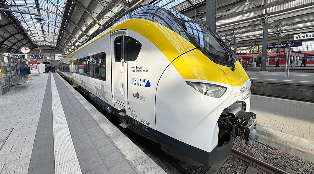 Ein Akkuzug steht an einem Bahnsteig.