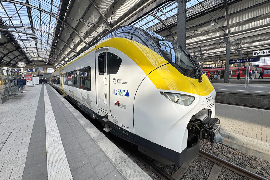 Ein Akkuzug steht an einem Bahnsteig.