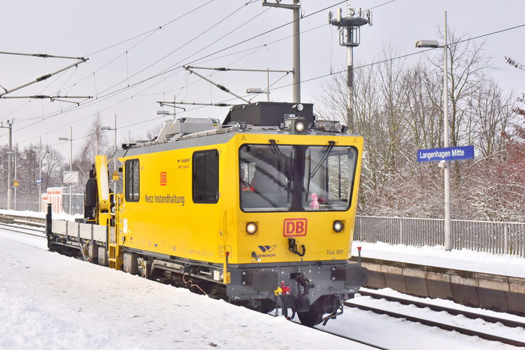 Ein Arbeitsfahrzeug steht an einem Bahnsteig.