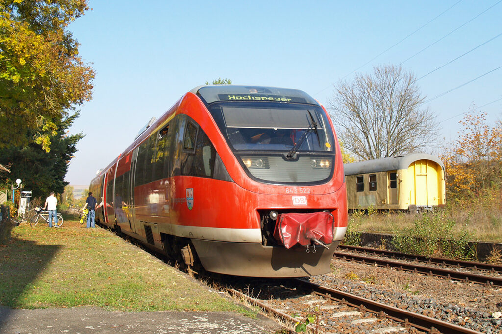 Ein Triebzug hält an einem Bahnsteig.