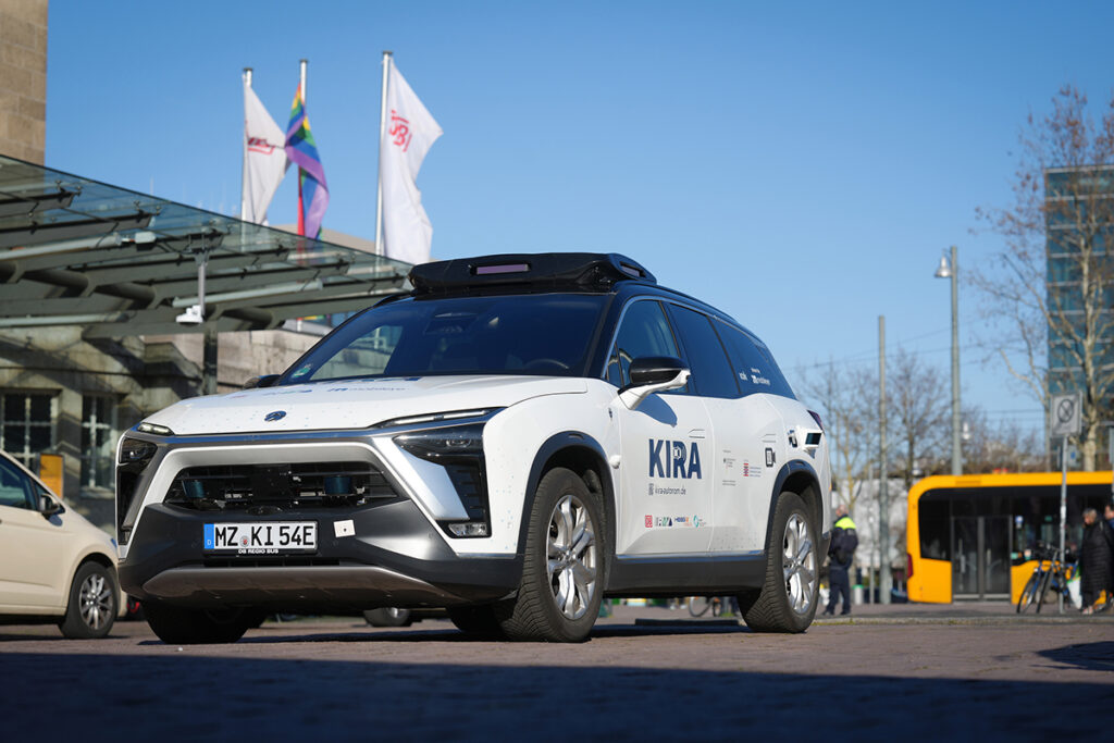 Ein autonom fahrendes Auto steht auf einem Platz.