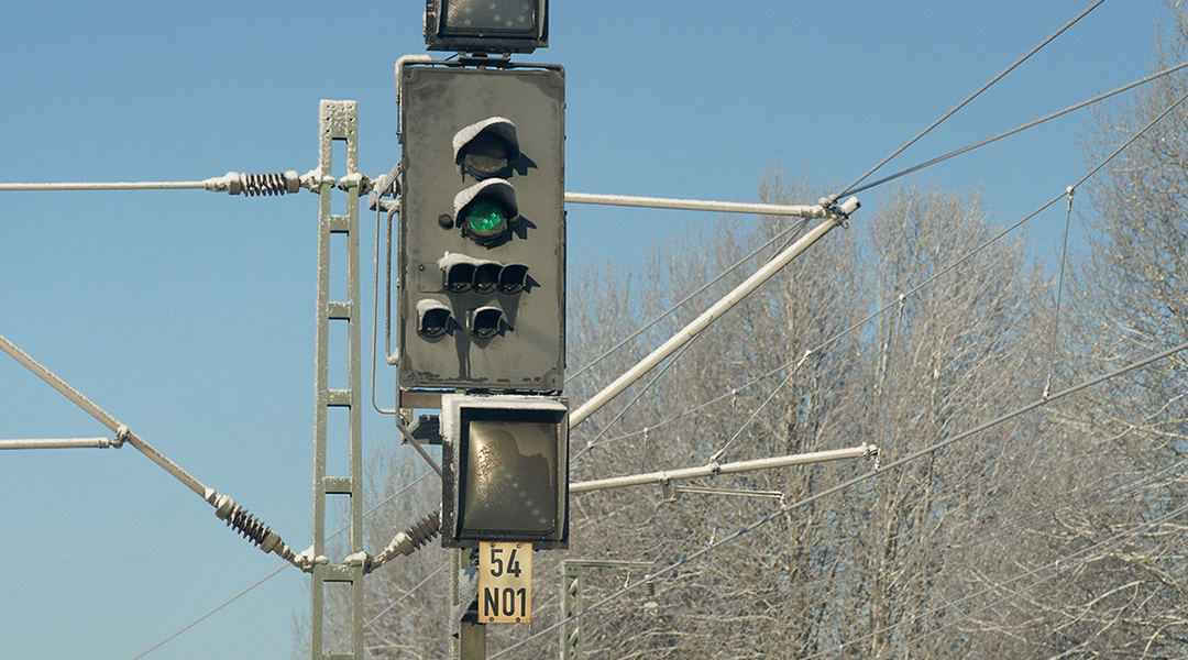 Ein Signal zeigt freie Fahrt an.