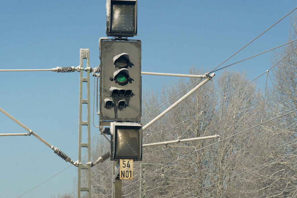Ein Signal zeigt freie Fahrt an.