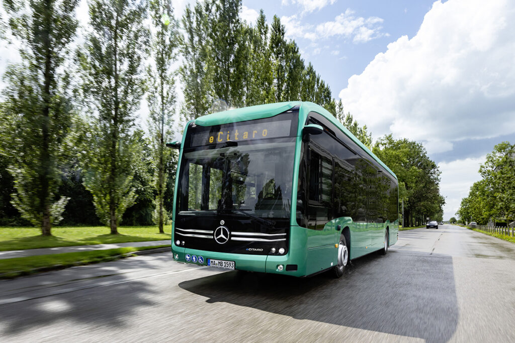 Ein Bus fährt auf einer Straße.
