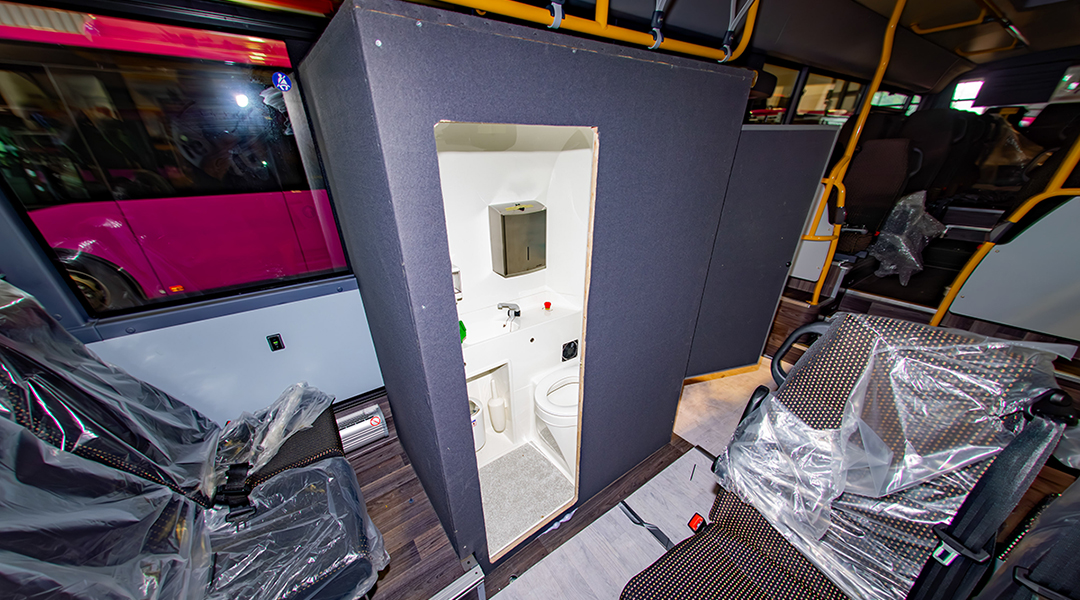 Eine Toilettenkabine im Inneren eines Busses.