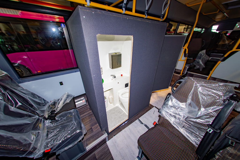 Eine Toilettenkabine im Inneren eines Busses.