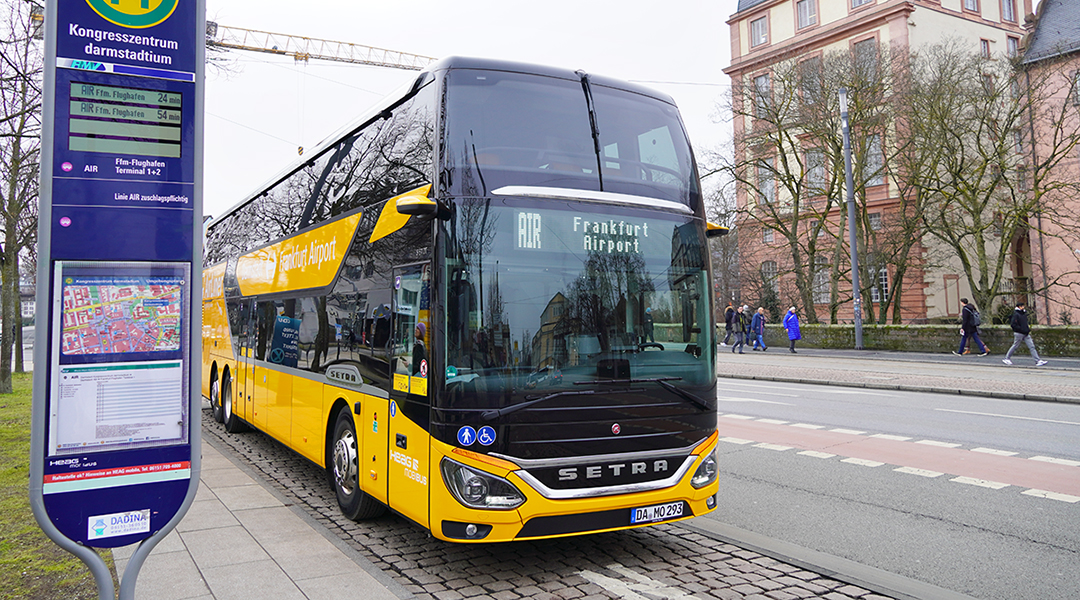 Ein Doppelstockbus steht an einer Haltestelle.