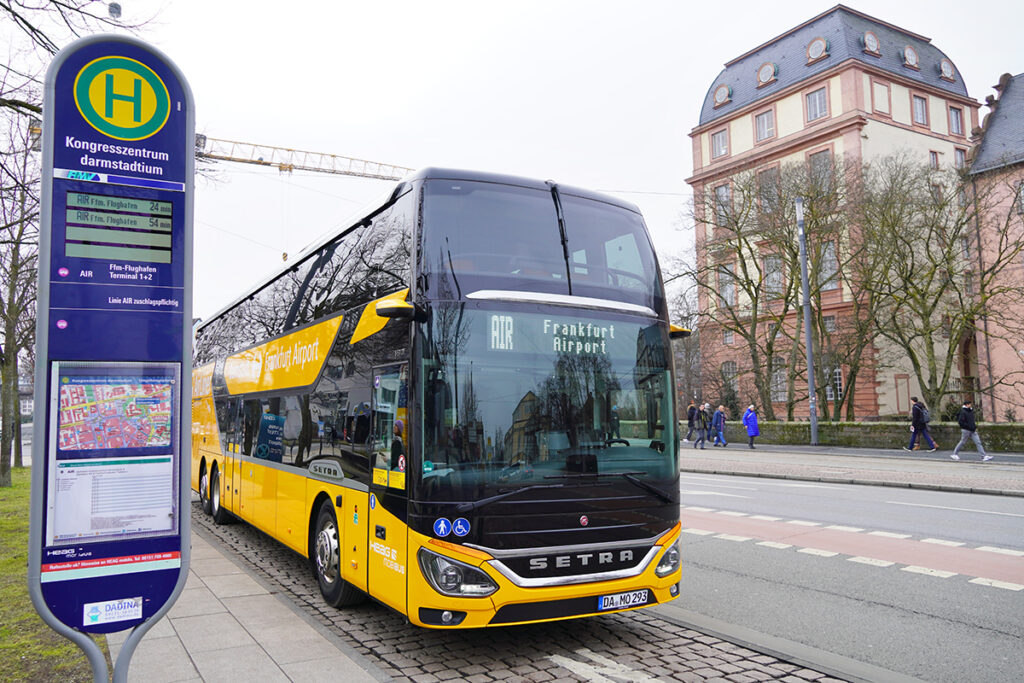 Ein Doppelstockbus steht an einer Haltestelle.