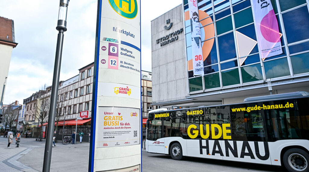 Hanau: „Gratis-Bussi“ in der Innenstadt
