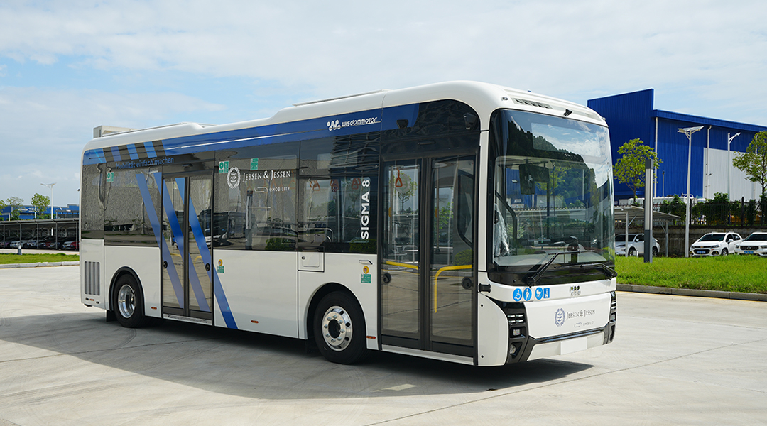 Ein Kleinbus steht auf einem Platz.