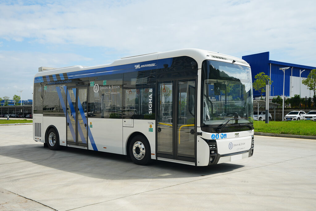 Ein Kleinbus steht auf einem Platz.