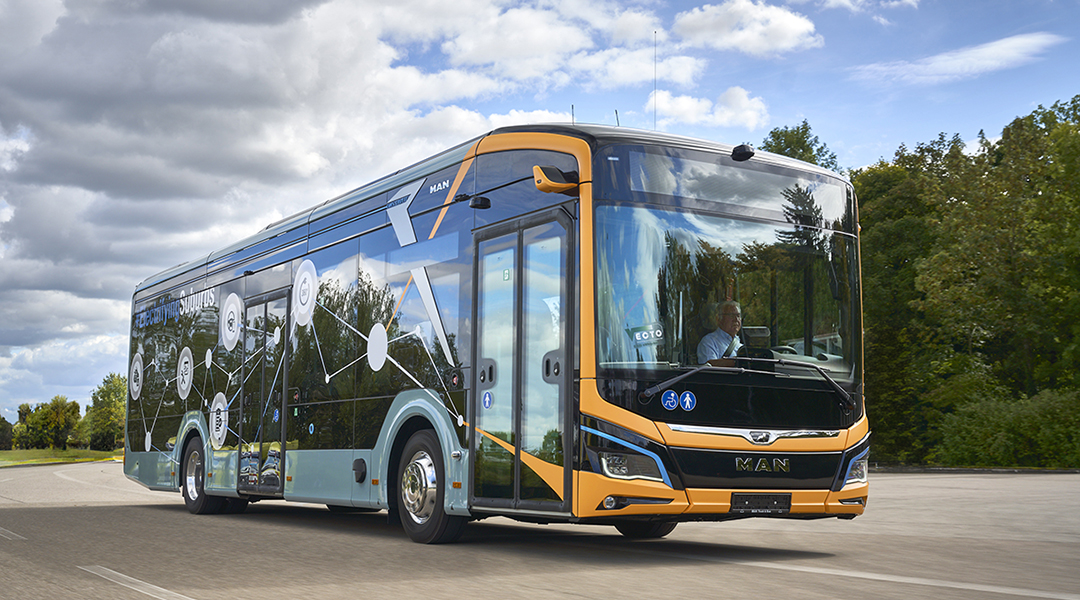 Ein Bus fährt auf einer Straße.