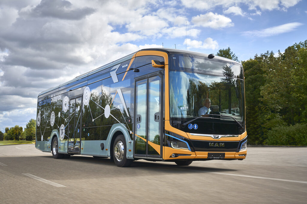 Ein Bus fährt auf einer Straße.