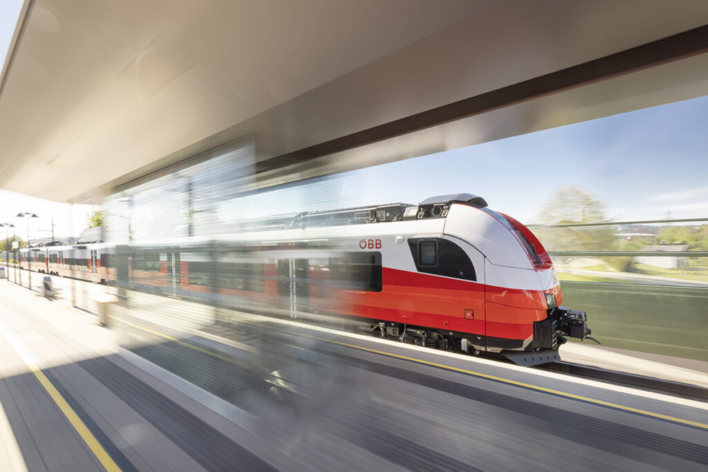 Ein Zug steht an einem Bahnsteig.