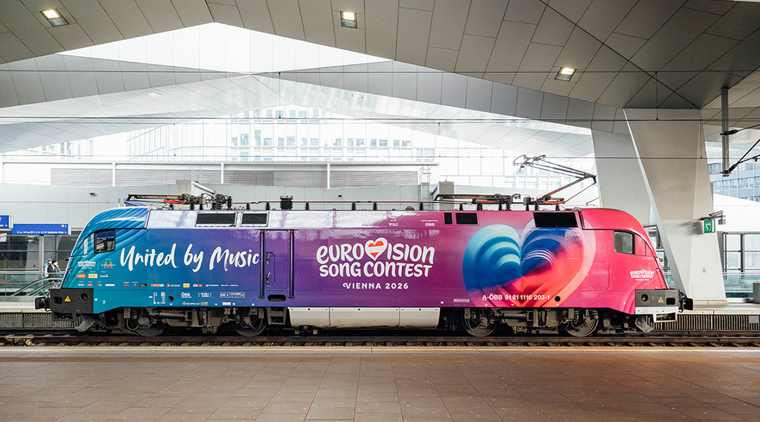 Eine Lokomotive steht an einem Bahnsteig.