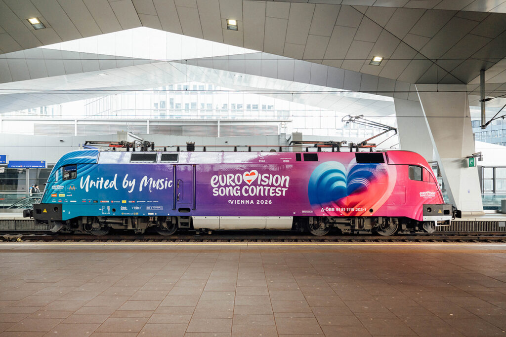 Eine Lokomotive steht an einem Bahnsteig.