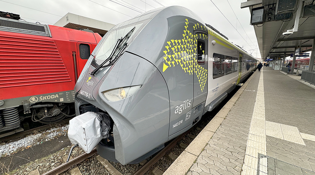 Ein Triebzug steht an einem Bahnsteig.
