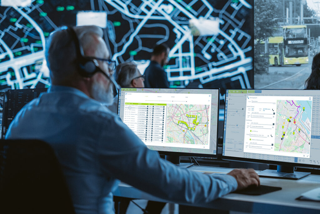 Eine Person sitzt vor einem Bildschirm.