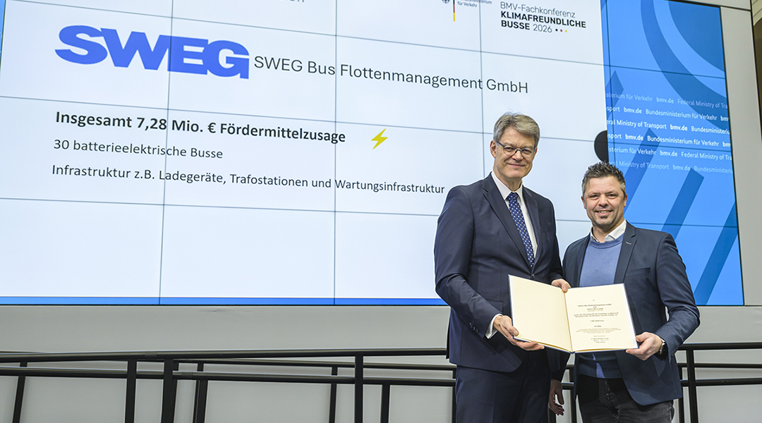 Zwei Personen überreichen Förderbescheide.