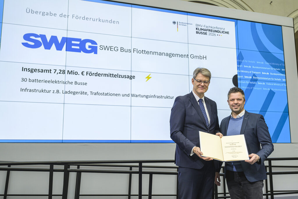 Zwei Personen überreichen Förderbescheide.