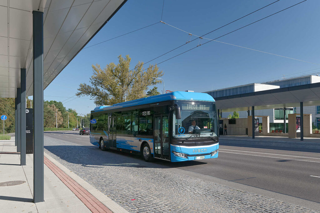 Ein Bus fährt in einen Busbahnhof ein.