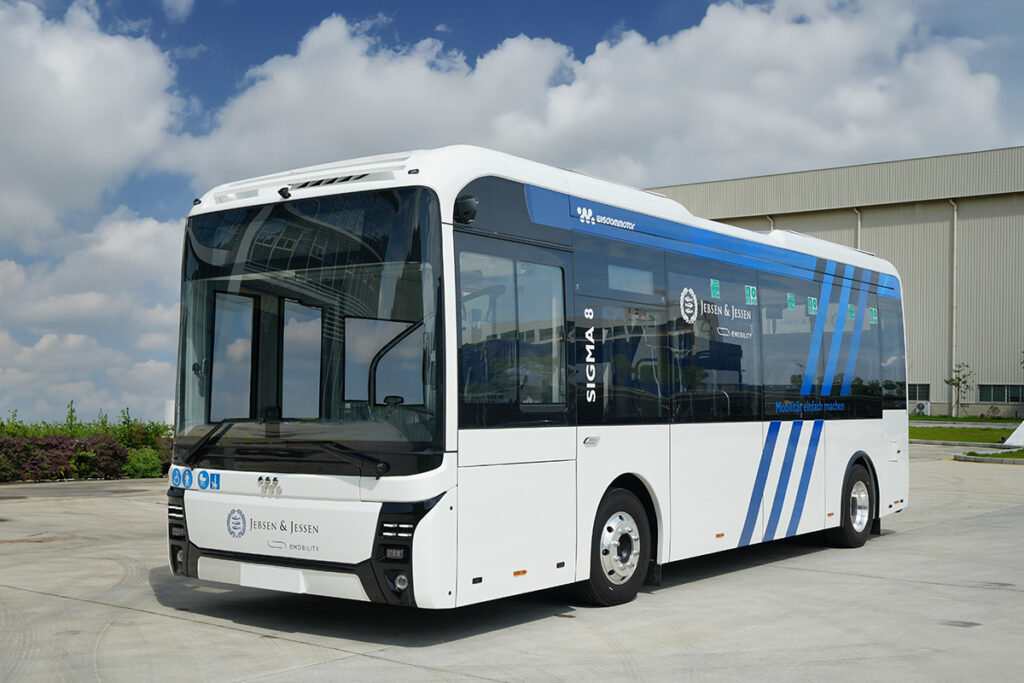 Ein Kleinbus steht auf einem Platz.