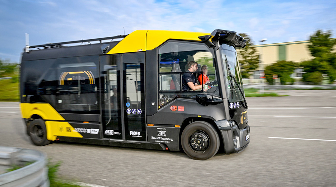 Ein autonomer Bus fährt auf einer Straße.