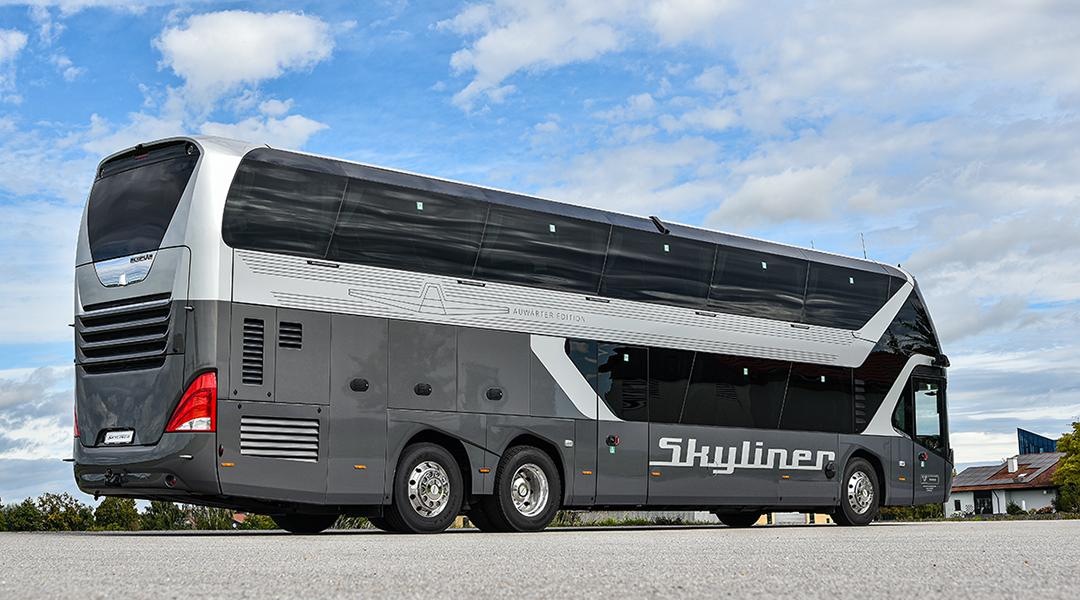 Ein Doppelstockbus steht auf einer Straße.