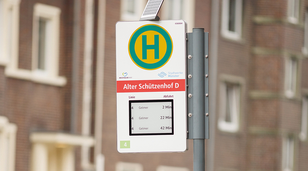Ein Haltestellenschild mit digitalem Infoanzeiger.