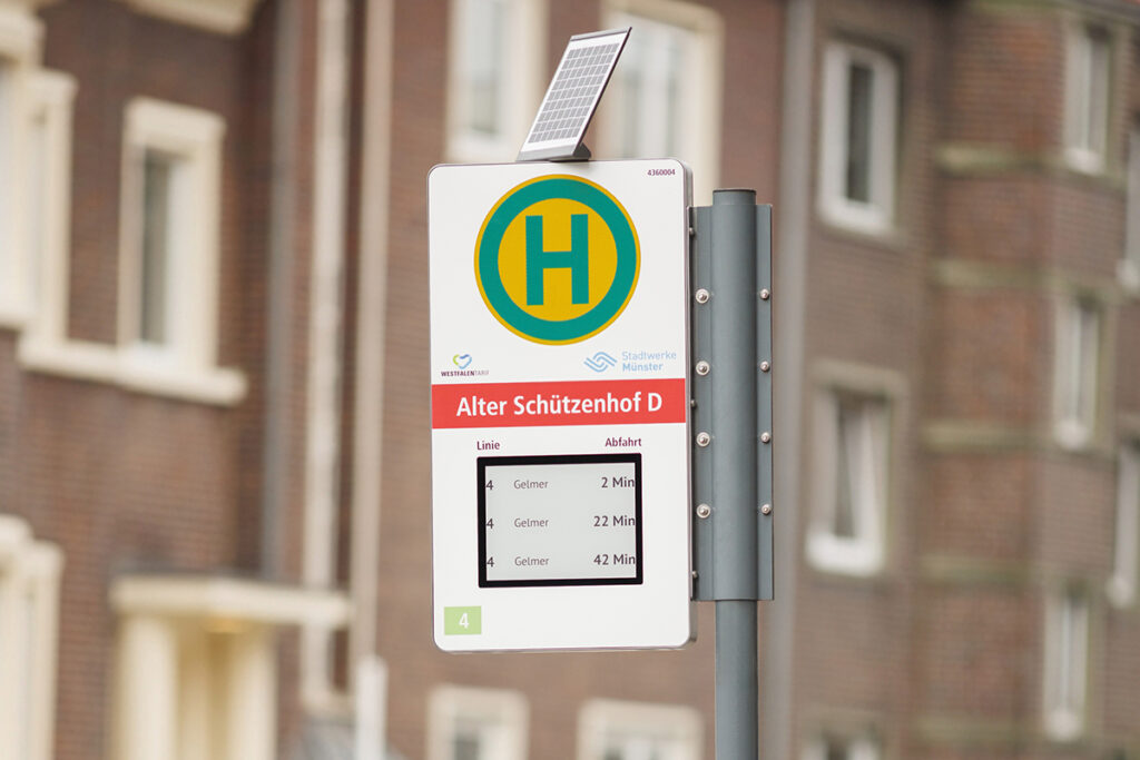 Ein Haltestellenschild mit digitalem Infoanzeiger.