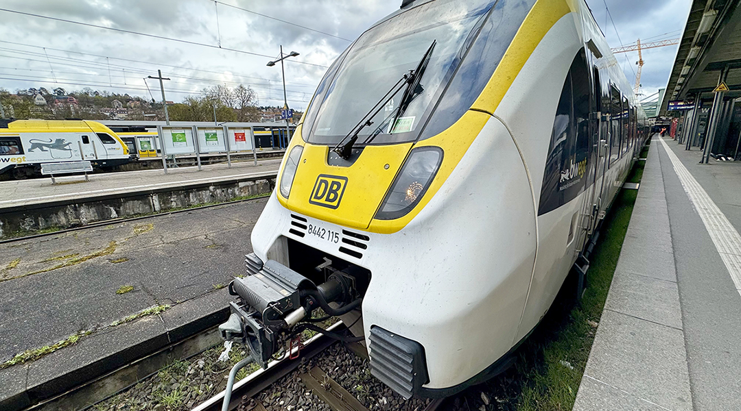 Ein Zug steht an einem Bahnsteig.